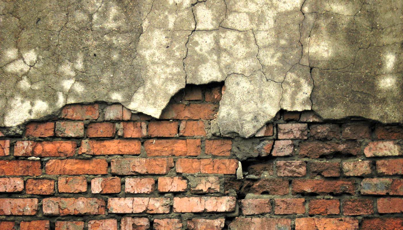 Разрушенная стена. Человек пробивает стену. Разрушение кирпичной стены. Граффити на бетонной стене. Время разрушит стены.