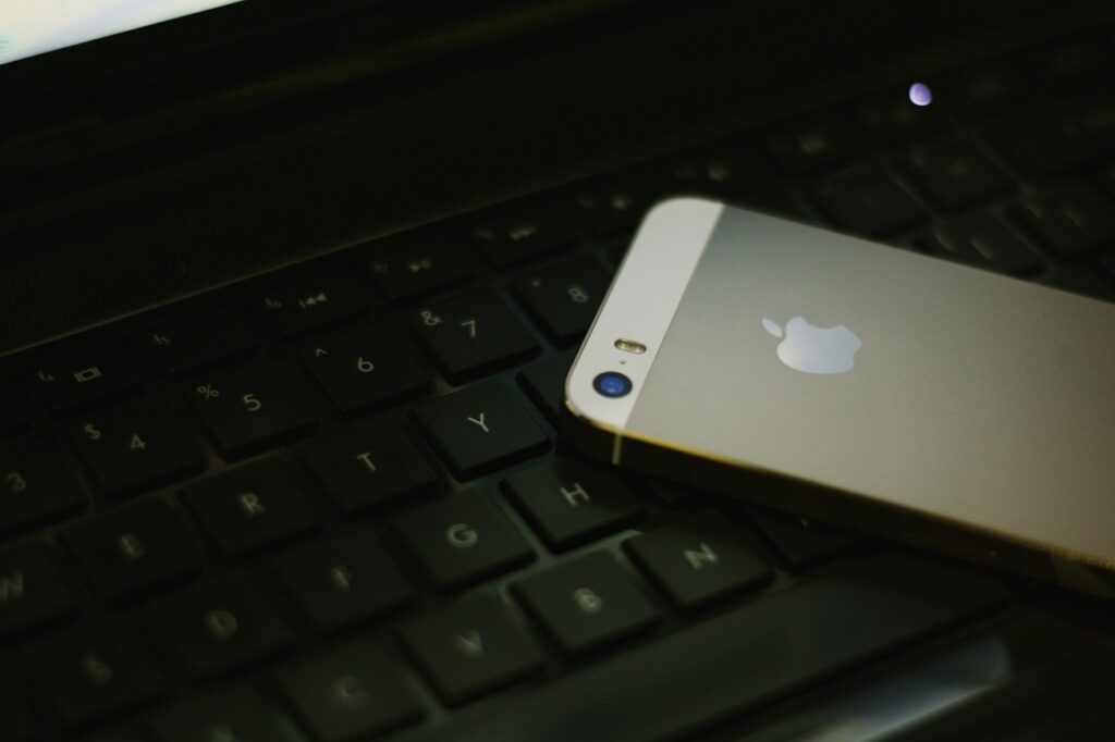 Apple mobilni telefon laptop