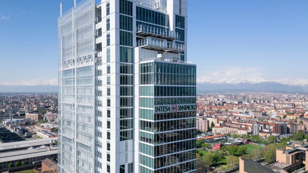 Intesa Sanpaolo ostvarila rekordne rezultate u prvom polugodištu, povećala projekcije