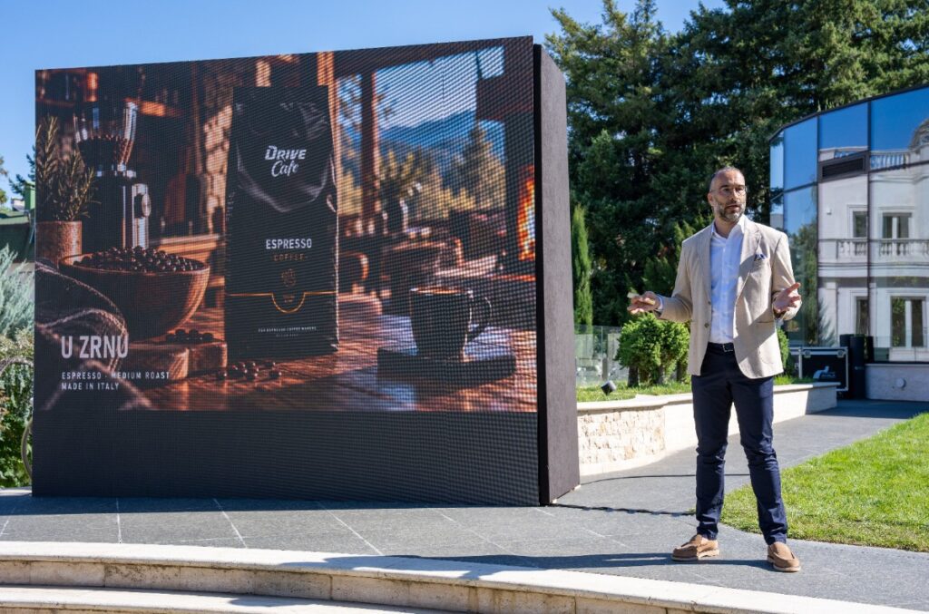NOVI DIZAJN OMILJENE ITALIJANSKE KAFE U NAJVEĆEM COFFEE SHOP-u U SRBIJI – Drive Cafe u novom ruhu